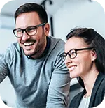 Fröhlicher Mann und lachende Frau mit schwarzen Brillen